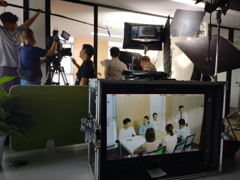 峨边彝TVC拍摄公司：科技产品视觉化大师，诠释未来感与功能美学